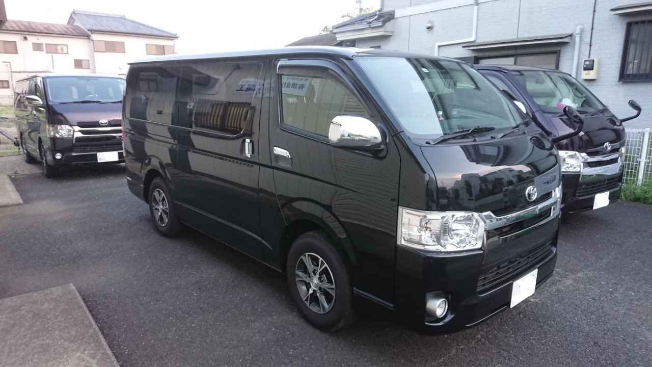 事務所の前に珍しく会社のハイエースが3台並んでました！！