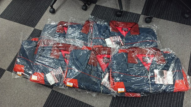 10月に入り寒くなってきたので防寒着を支給しました！