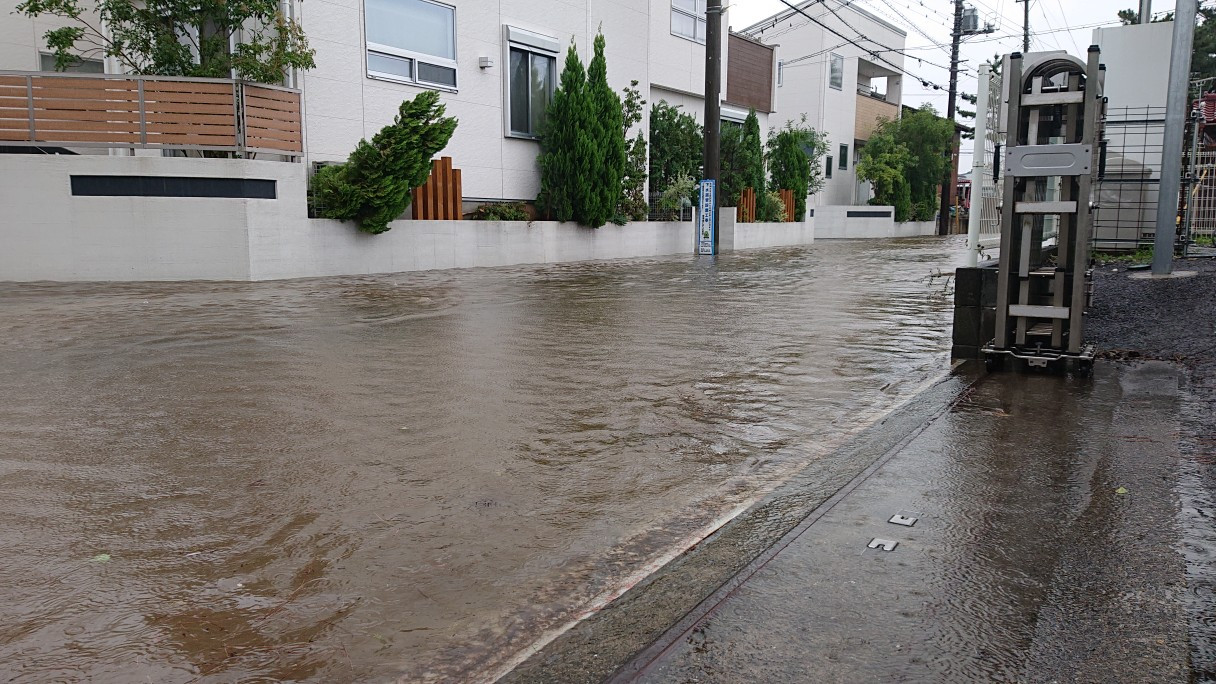昨日の大雨により会社の前の道路が冠水